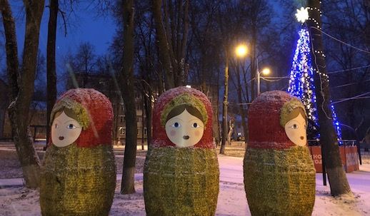 Новогодние фигуры в виде матрешек поставили в Рязановском
