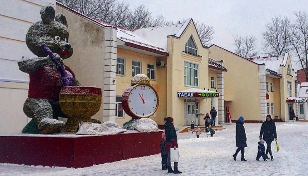 Фигуры в виде медведей и часов установили к Новому году в Рязановском