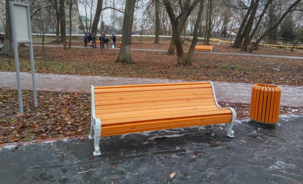 Новые скамейки и урны разместили в парке села Кленово