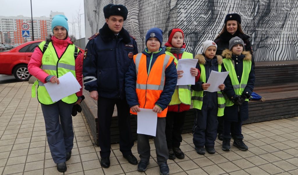 Акцию по безопасности дорожного движения провели в Десеновском. Фото: официальный сайт школы №1392 имени Дмитрия Рябинкина