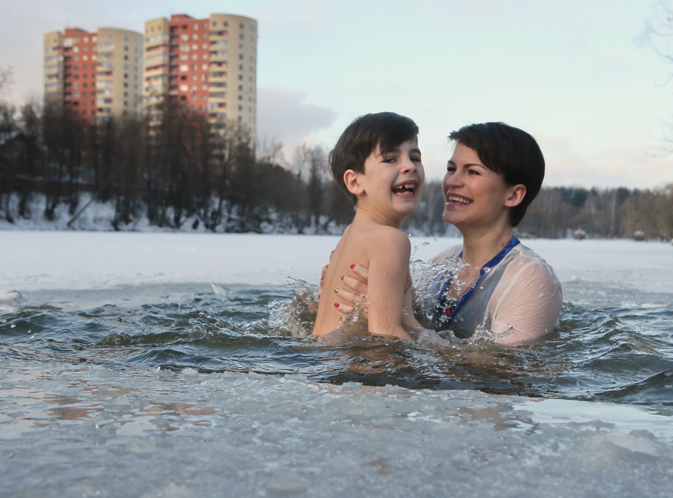 14 января 2018 года. Троицк. Олеся Витебская с сыном Марком ледяной воды не боятся. Фото: Виктор Хабаров