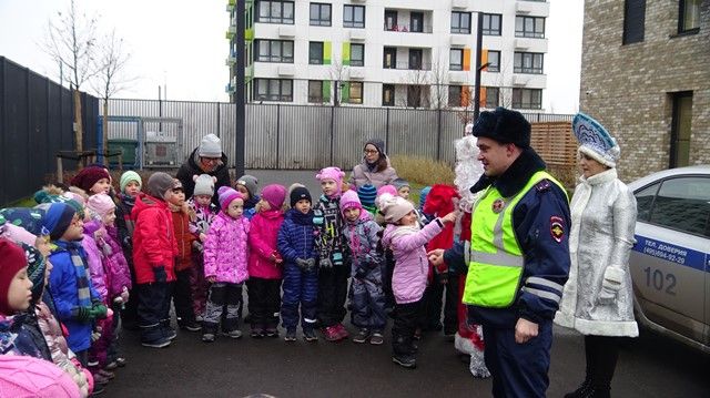 Сотрудники ГИБДД ТиНАО и «Полицейский Дед Мороз» поздравили дошколят с наступающим праздником