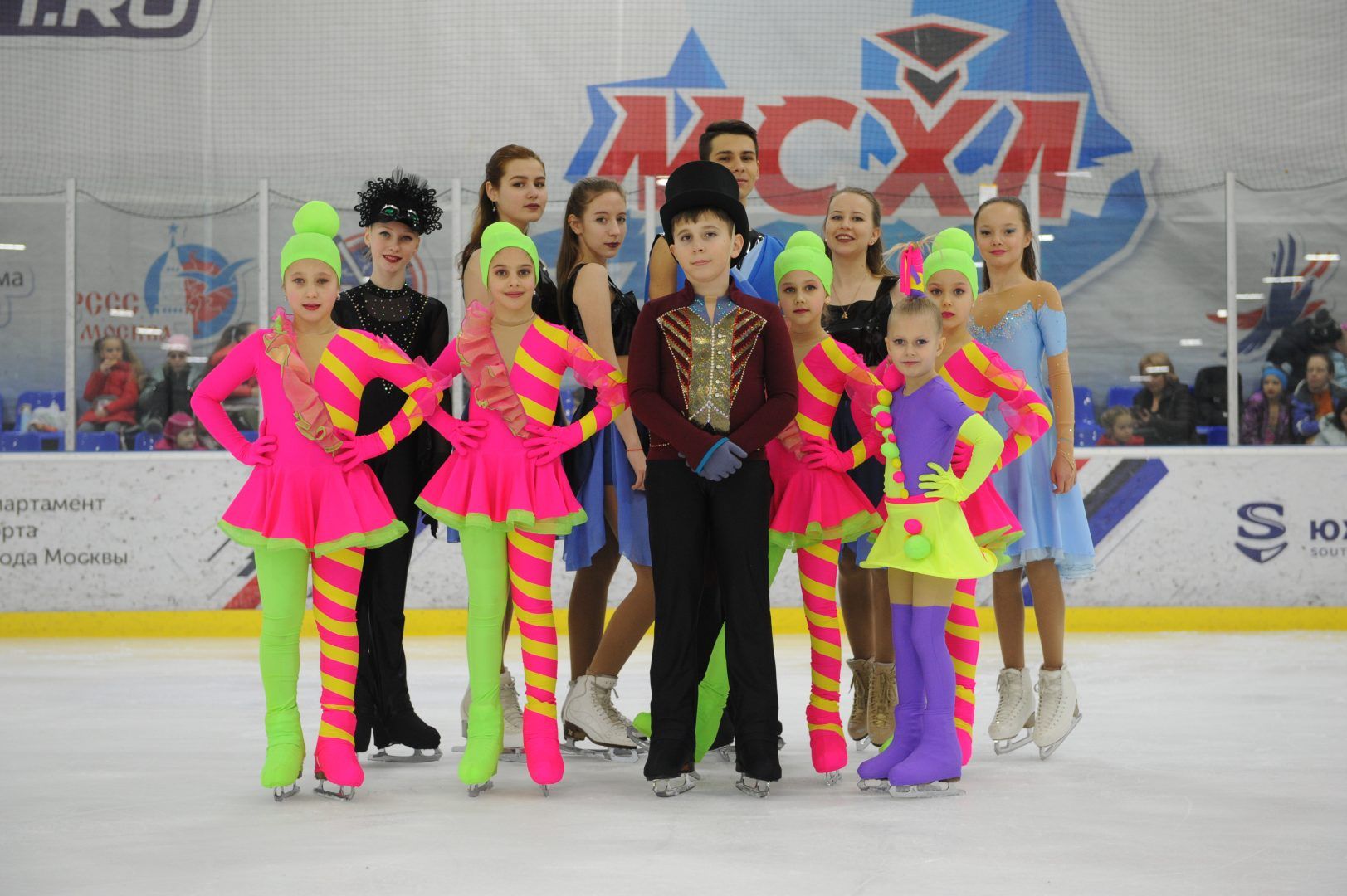 Детский танцевальный коллектив предствил яркую программу на льду. Фото: Игорь Генералов