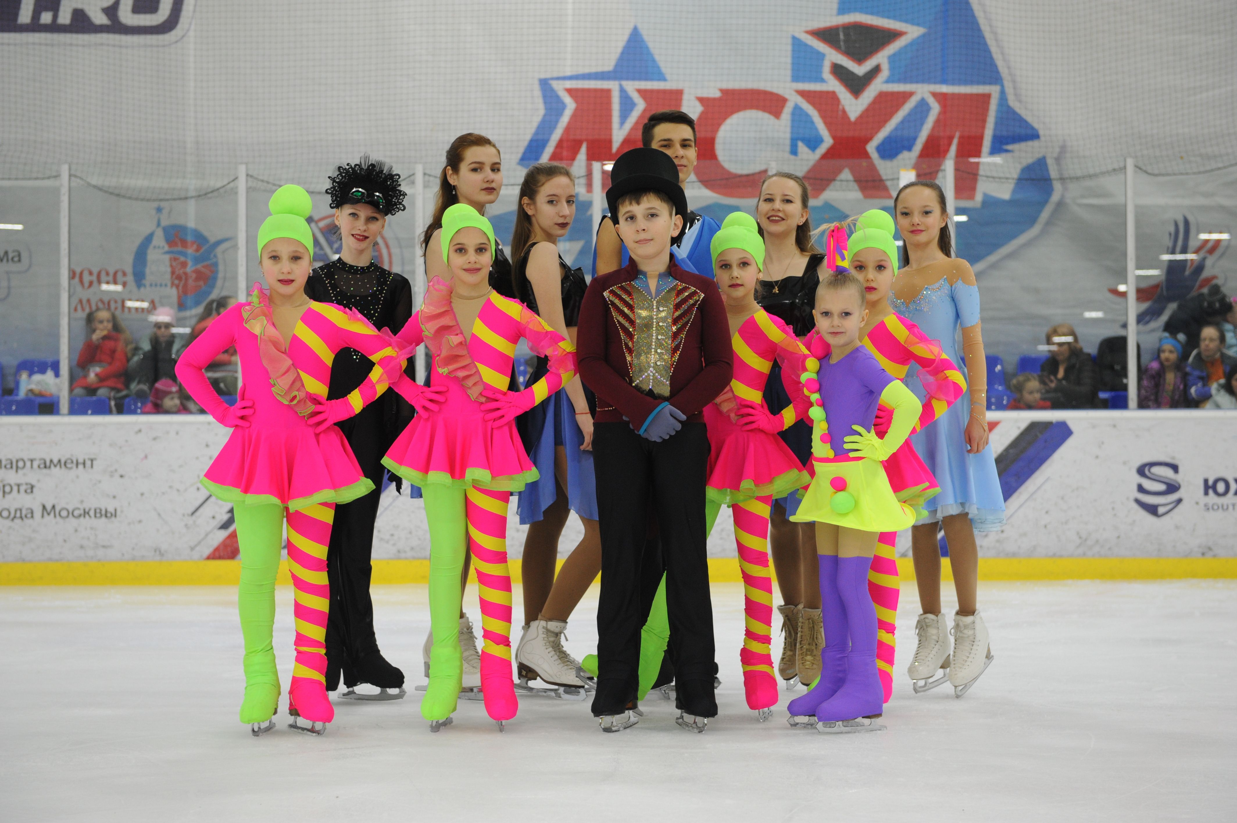 Балет на льду продемонстрировали танцевальные коллективы на соревнованиях в Щербинке