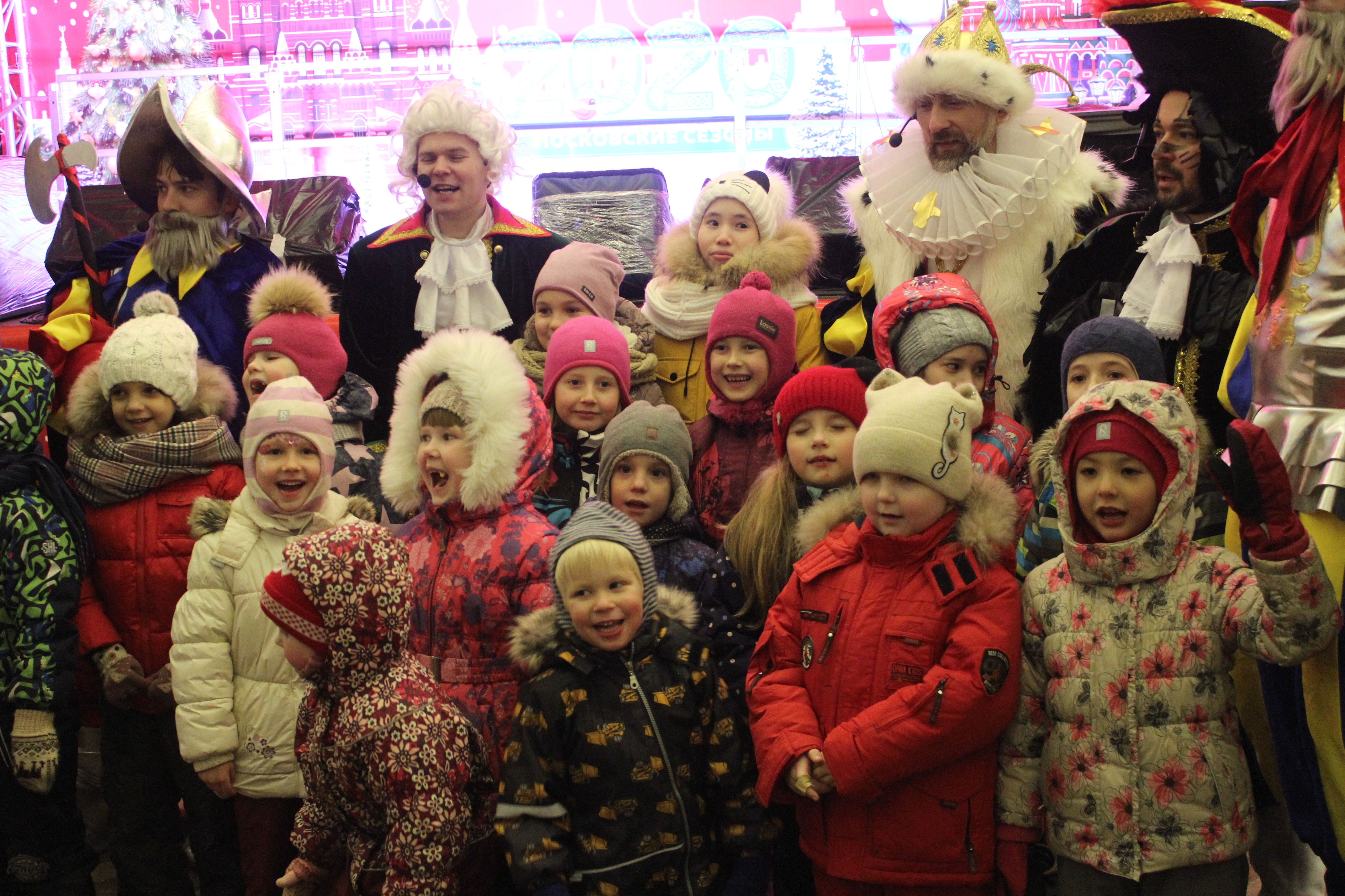 Возле центральной сцены дети бегают и веселятся. Фото: Антон Онищенко