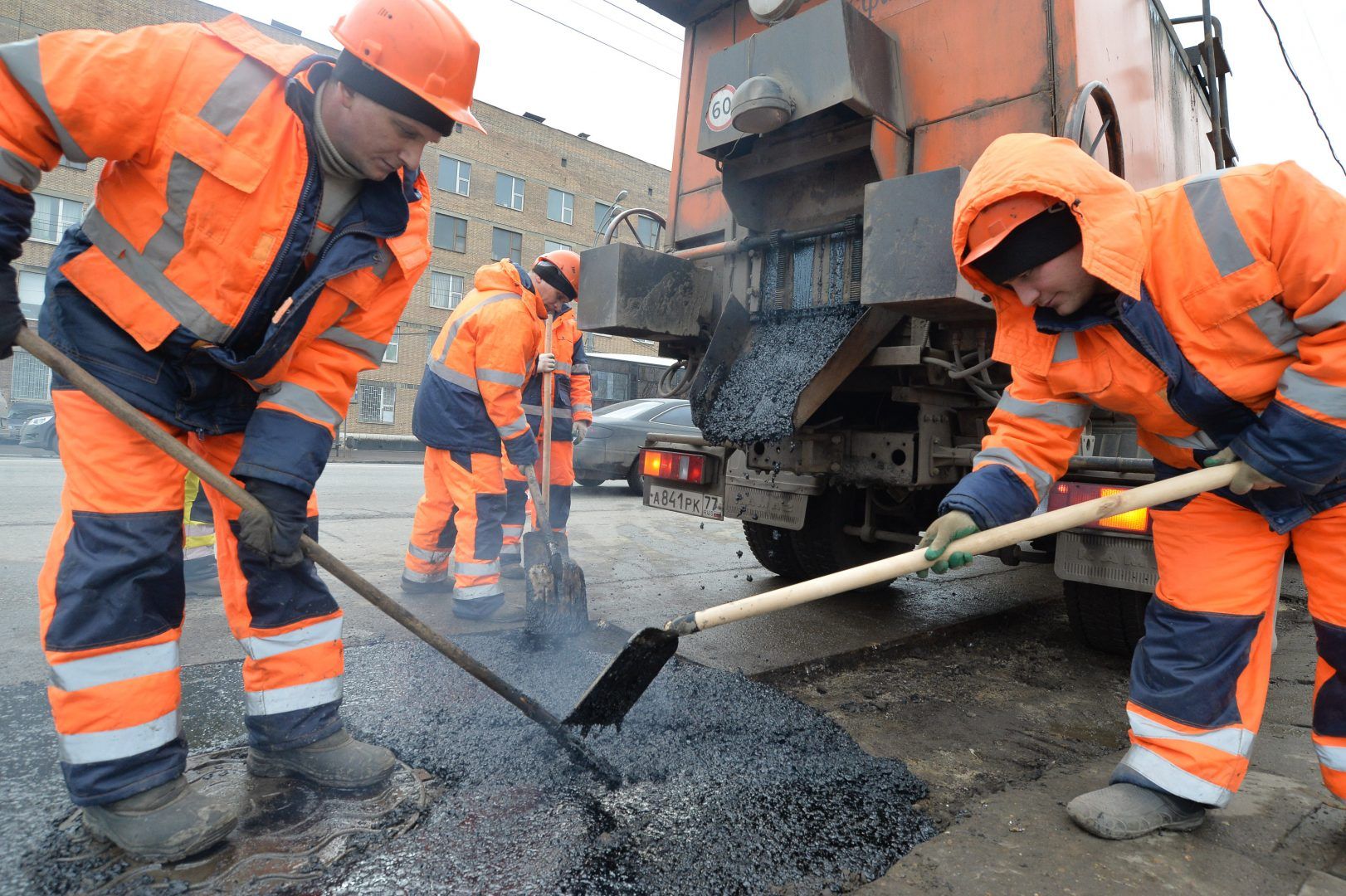 Сотрудники подрядных организаций отремонтируют 15 дорог. Фото: Александр Казаков