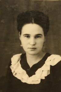 1960 год, Орск. Минебикя Мурзакаева работала на заводе «Никелькомбинат» крановщицей. Фото из личного архива