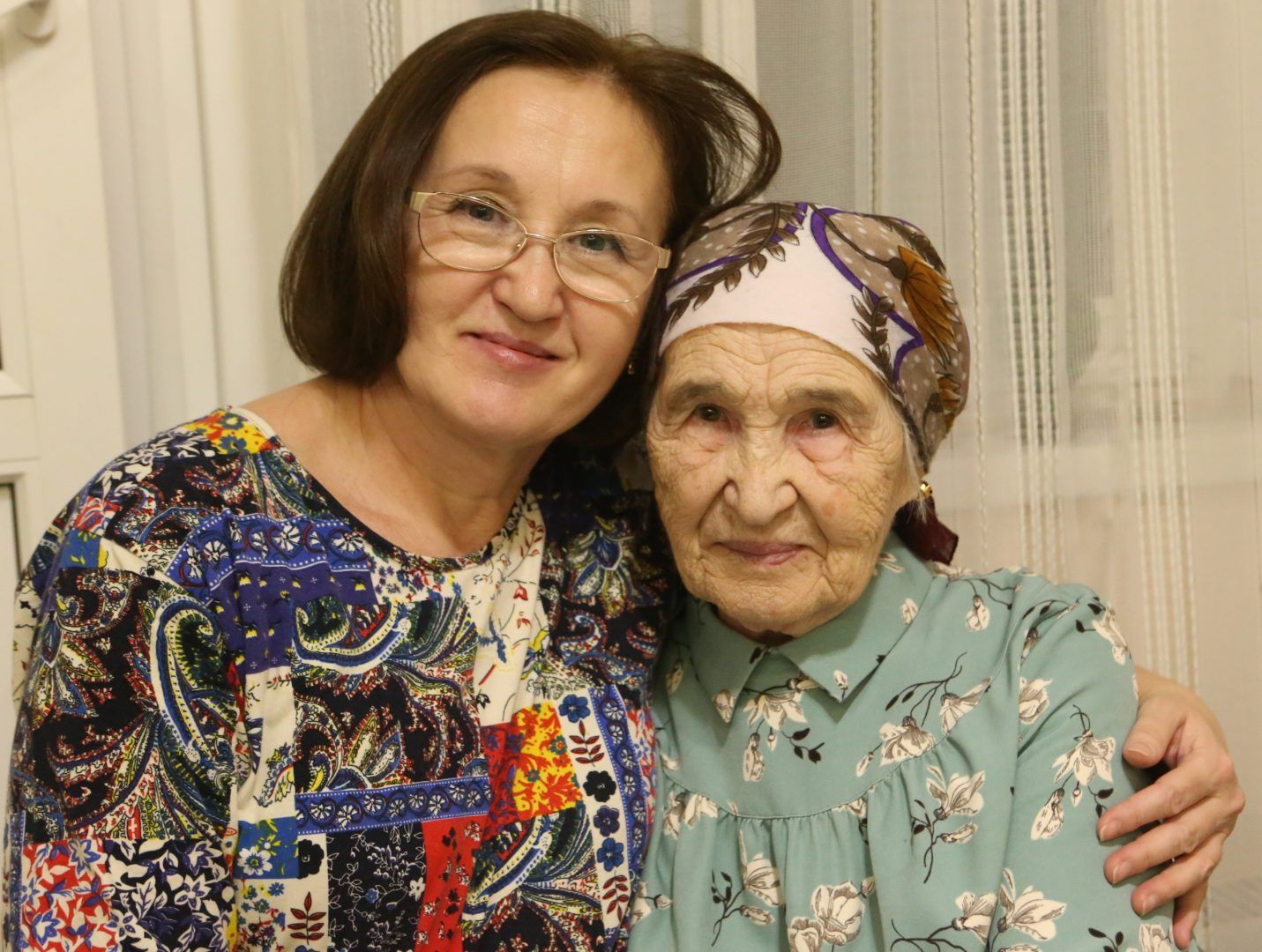Минебикя Мурзакаева с дочкой Розалией. Фото: Виктор Хабаров