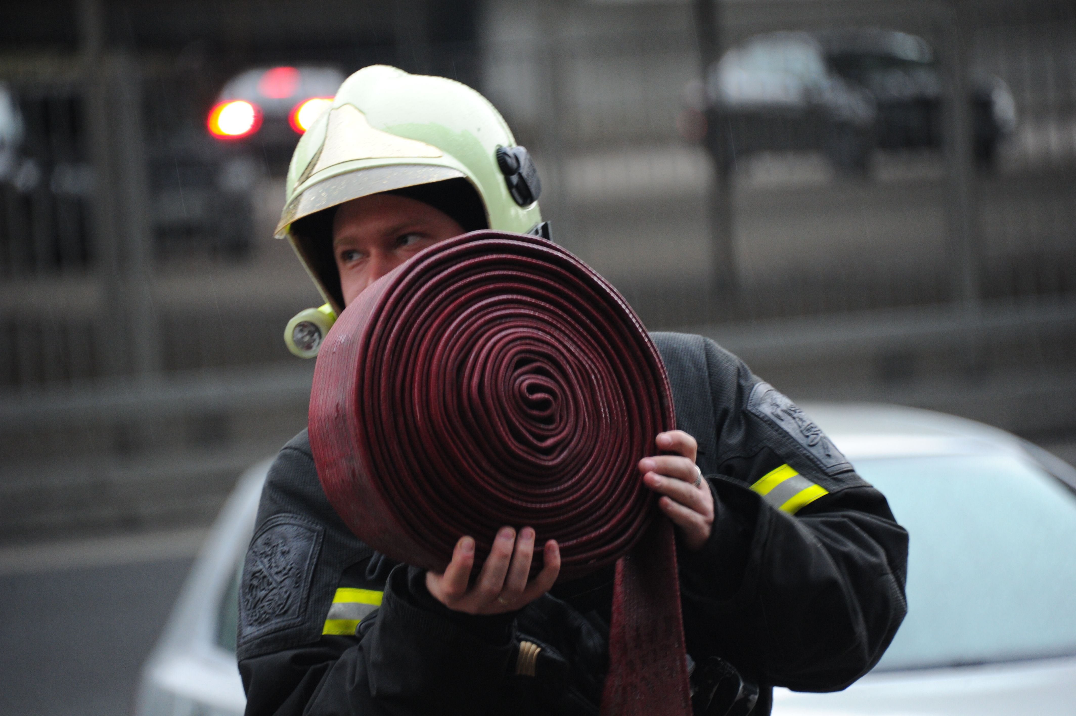 Спасатели потушили горящий торговый центр в Новой Москве