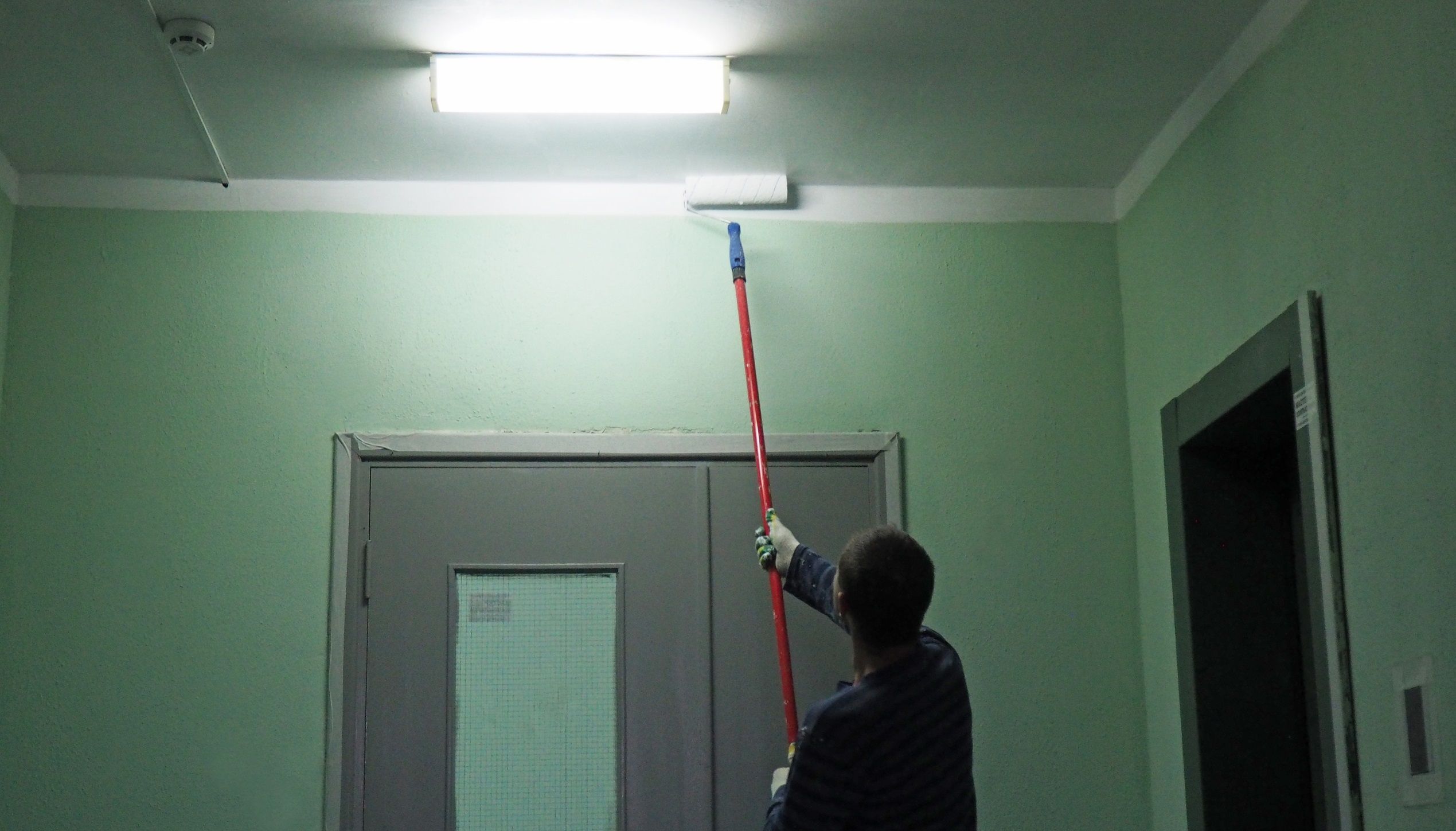 Первый этап покраски подъездов жилого дома завершили в Рязановском