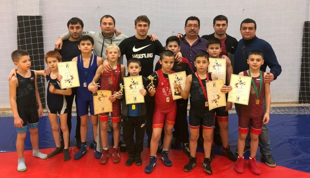 Спортсмены из Сосенского стали чемпионами турнира по вольной борьбе