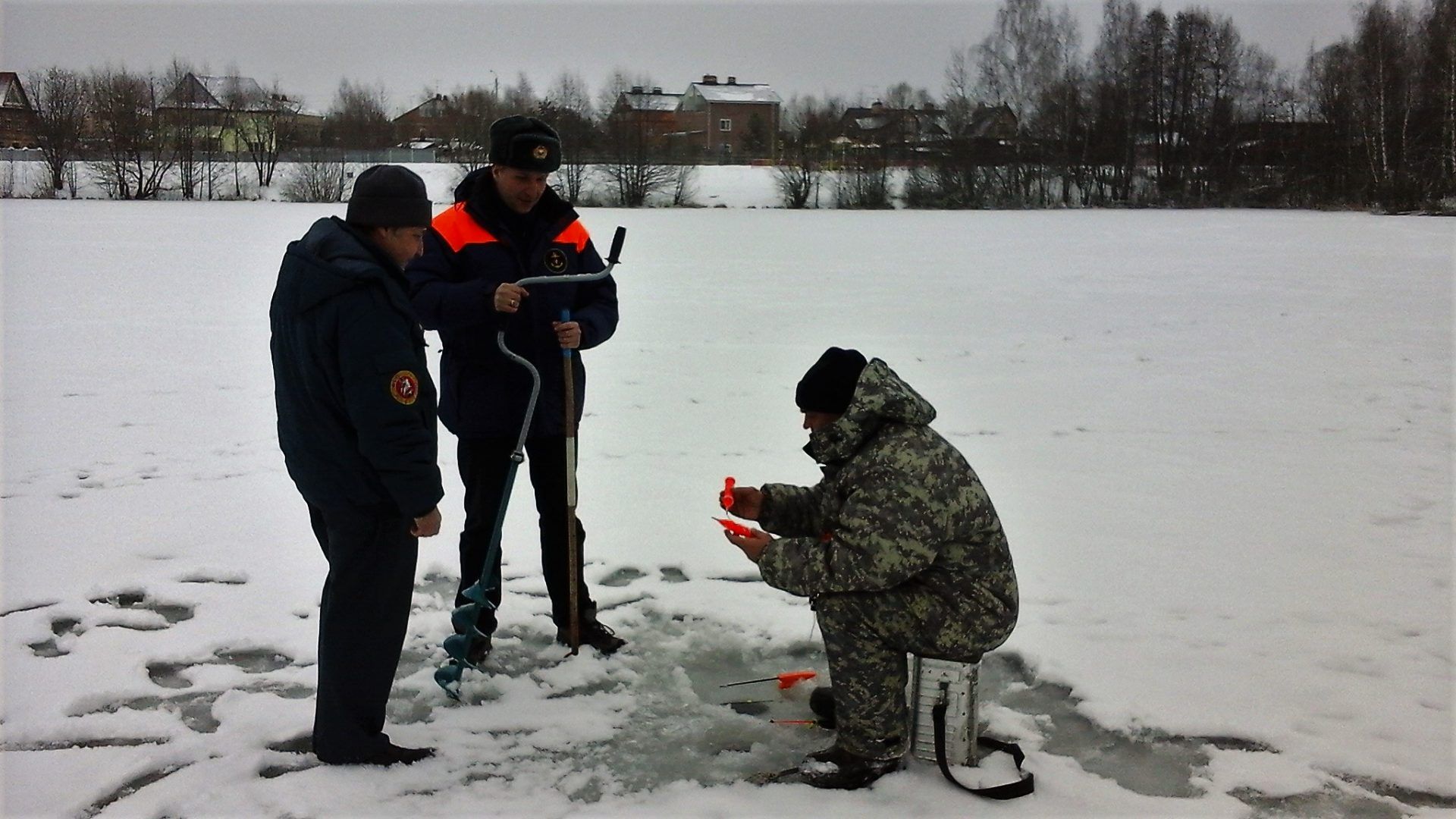 Московские спасатели призывают горожан и гостей столицы не выходить на непрочный лёд. Фото: пресс-служба Управления по ТиНАО Департамента ГОЧСиПБ