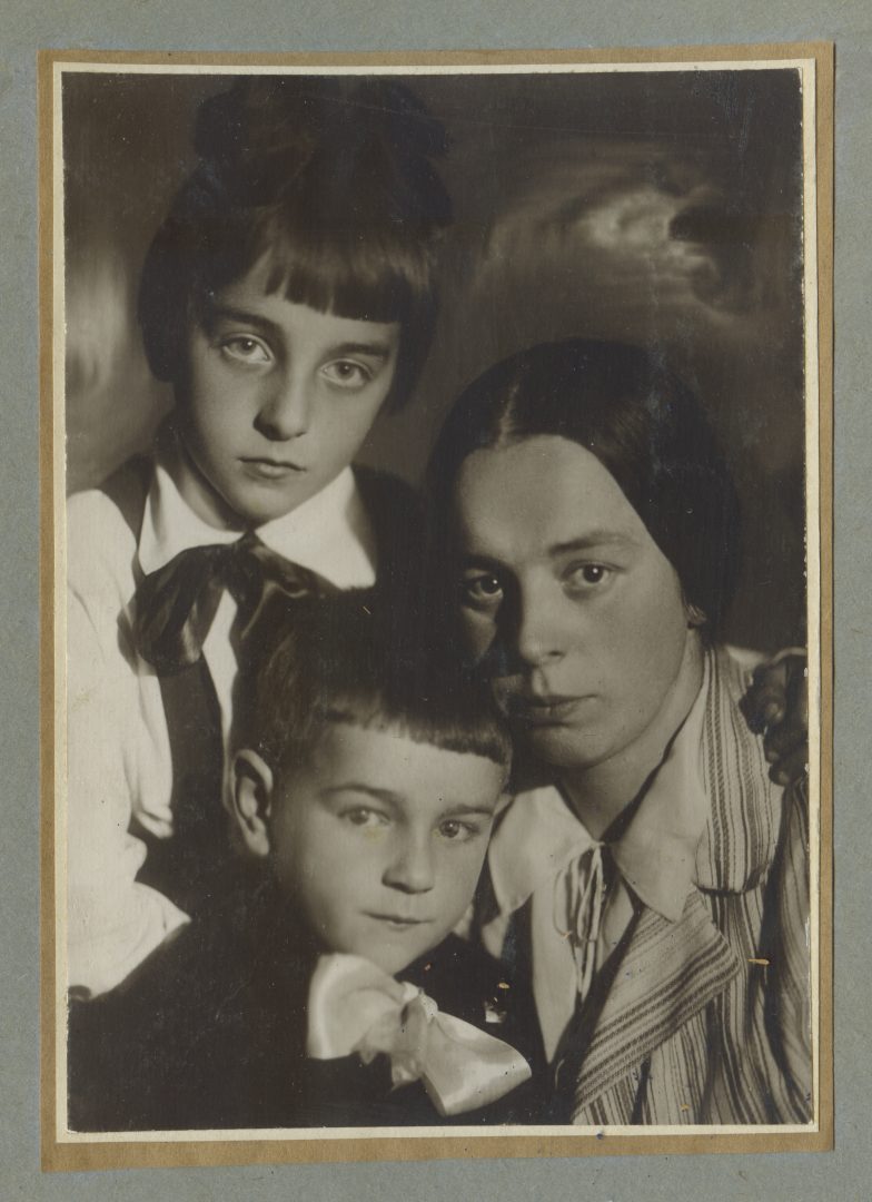 Супруга Владимира Петлякова Мария с дочерью Галиной и сыном Михаилом. Фото: из личного архива