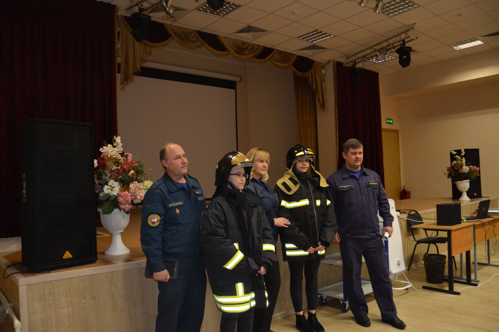 Московские спасатели проводят «Уроки мужества» 