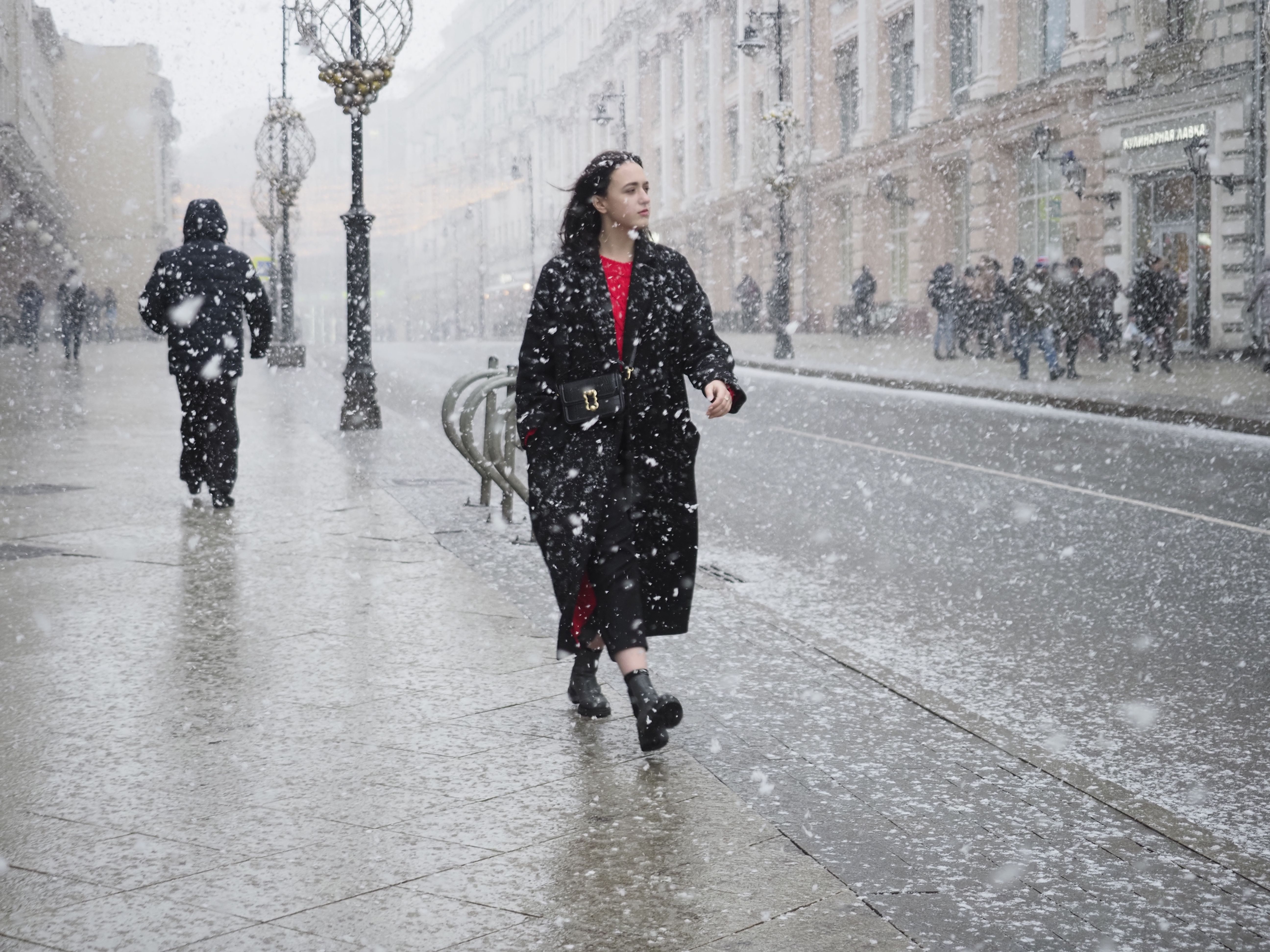 Узнай погоду москва. Дождь зимой. Пасмурно зима Москва. Погода в Москве. Мокрый снег с дождем в Москве.