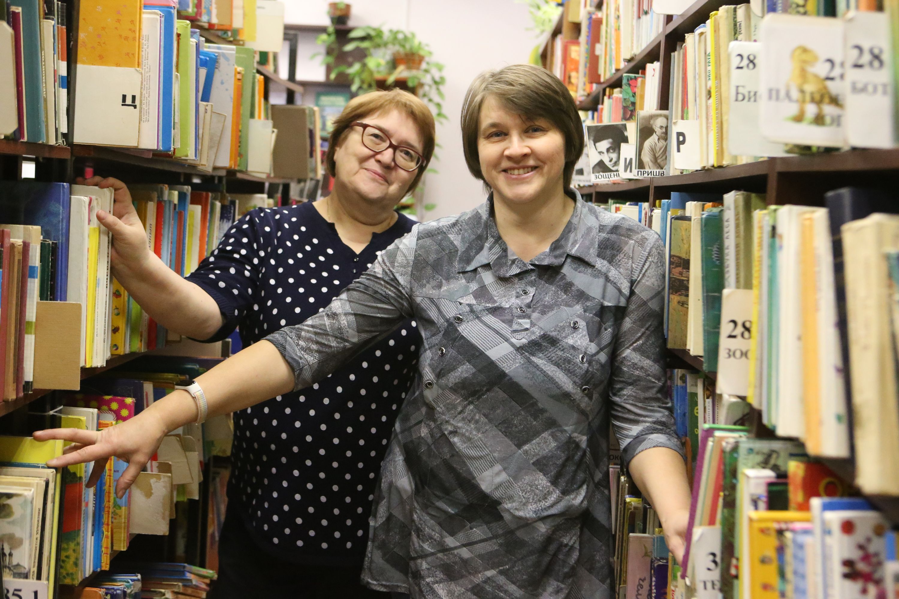 Сотрудницы библиотеки № 2 Елена Дука (слева) и Татьяна Улымжиева. Фото: Виктор Хабаров