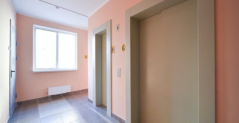 Сотрудники подрядной организации заменят плитку до пятого этажа включительно. Фото: сайт мэра Москвы