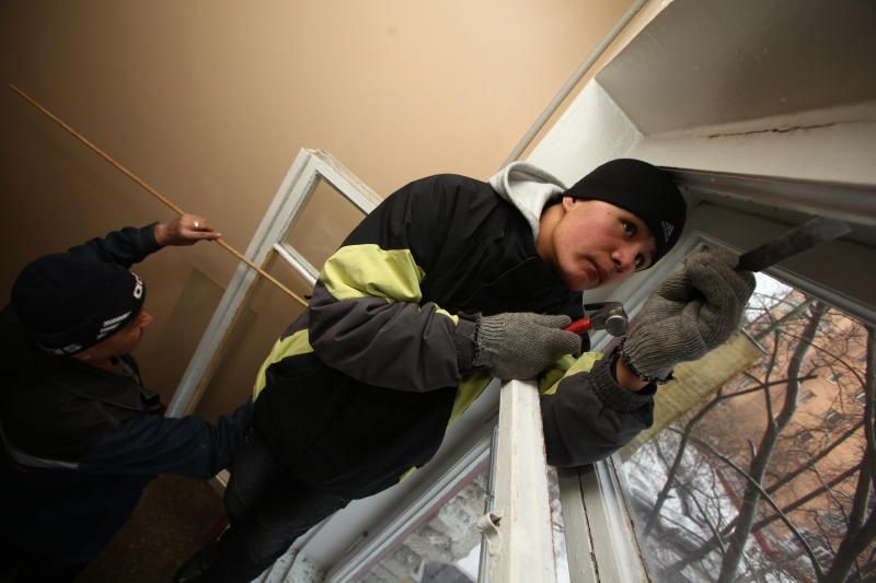 Окна заменили в подъезде жилого дома в Кокошкине. Фото: Петр Болховитинов, «Вечерняя Москва»