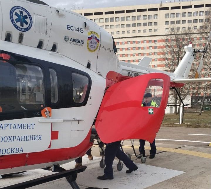 Санитарный вертолет доставил пациента в больницу из села Вороново