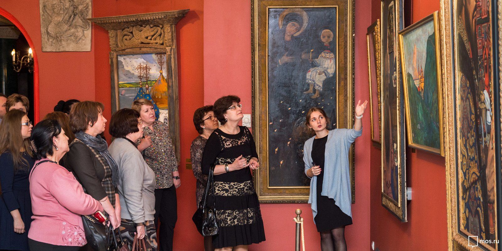 Художественный музей Ильи Глазунова посетили долголеты из Новофедоровского