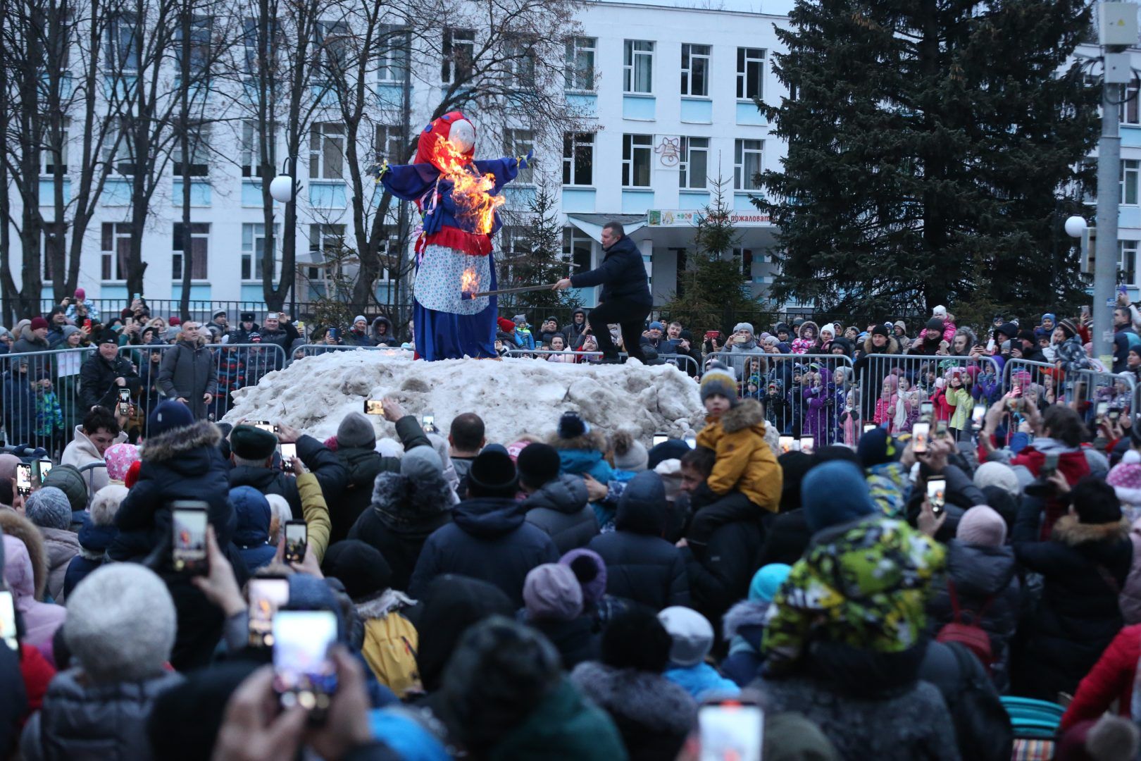  А на площади перед Дворцом культуры сожгли чучело Масленицы. Фото: Виктор Хабаров