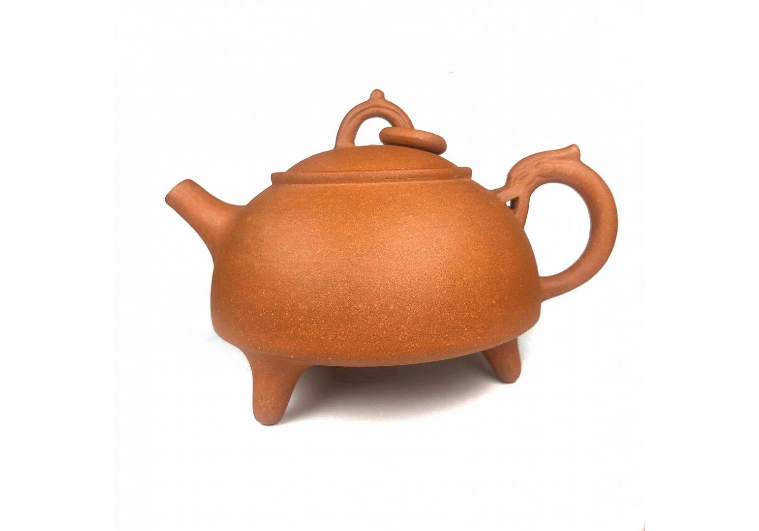 Исинский чайник. Первый заварочный чайник появился в китайском городе Исини. Его делали из пористой глины, которая хорошо удерживала тепло. Из-за особенностей глины формировался и вкус чая. Он был очень насыщенным. Фото: SHUTTERSTOCK