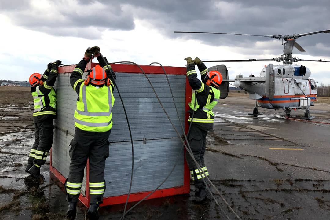Экипажами вертолетов было выполнено 112 сливов и сброшено 560 тонн воды. Фото предоставили в пресс-службе Управления по ТиНАО Департамента ГОЧСиПБ