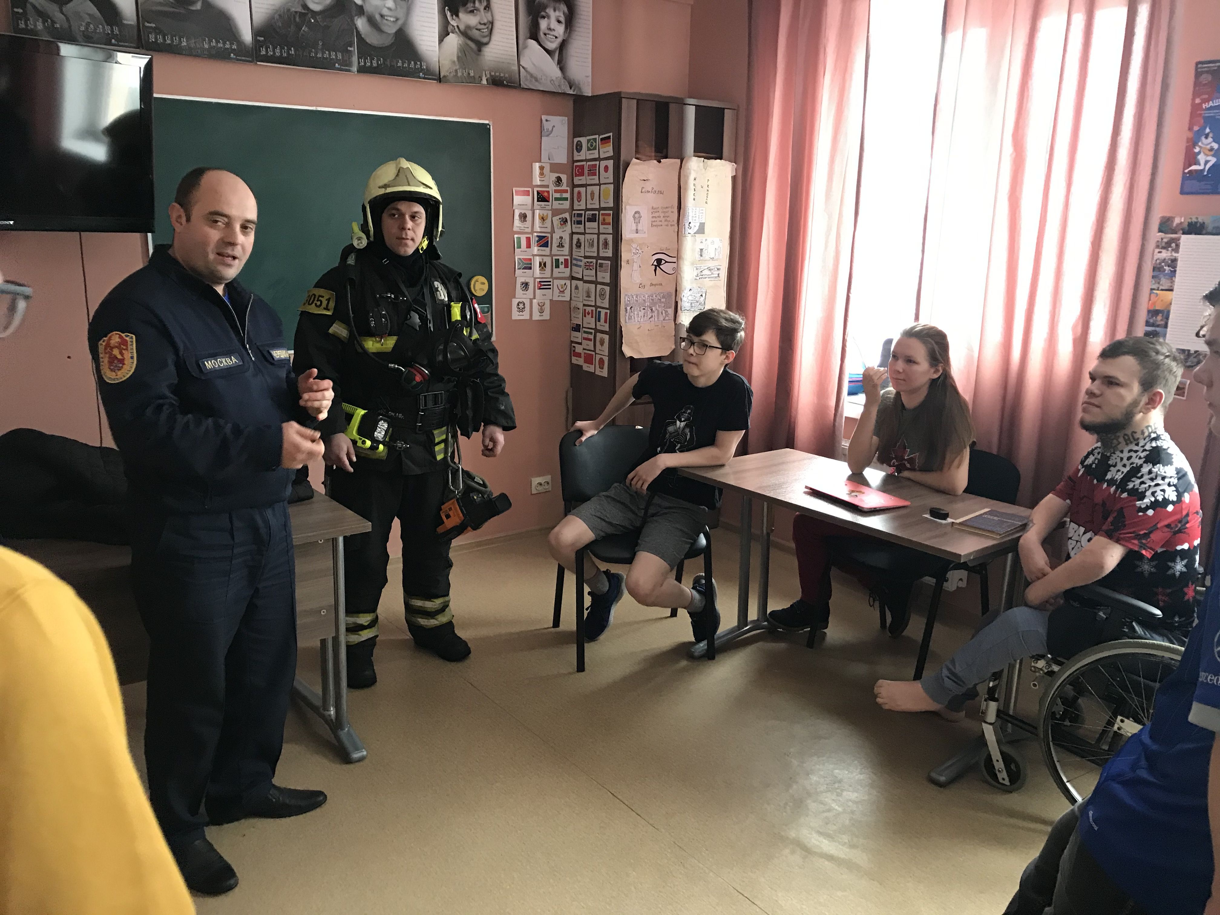 Московские пожарные встретились с воспитанниками реабилитационного Центра