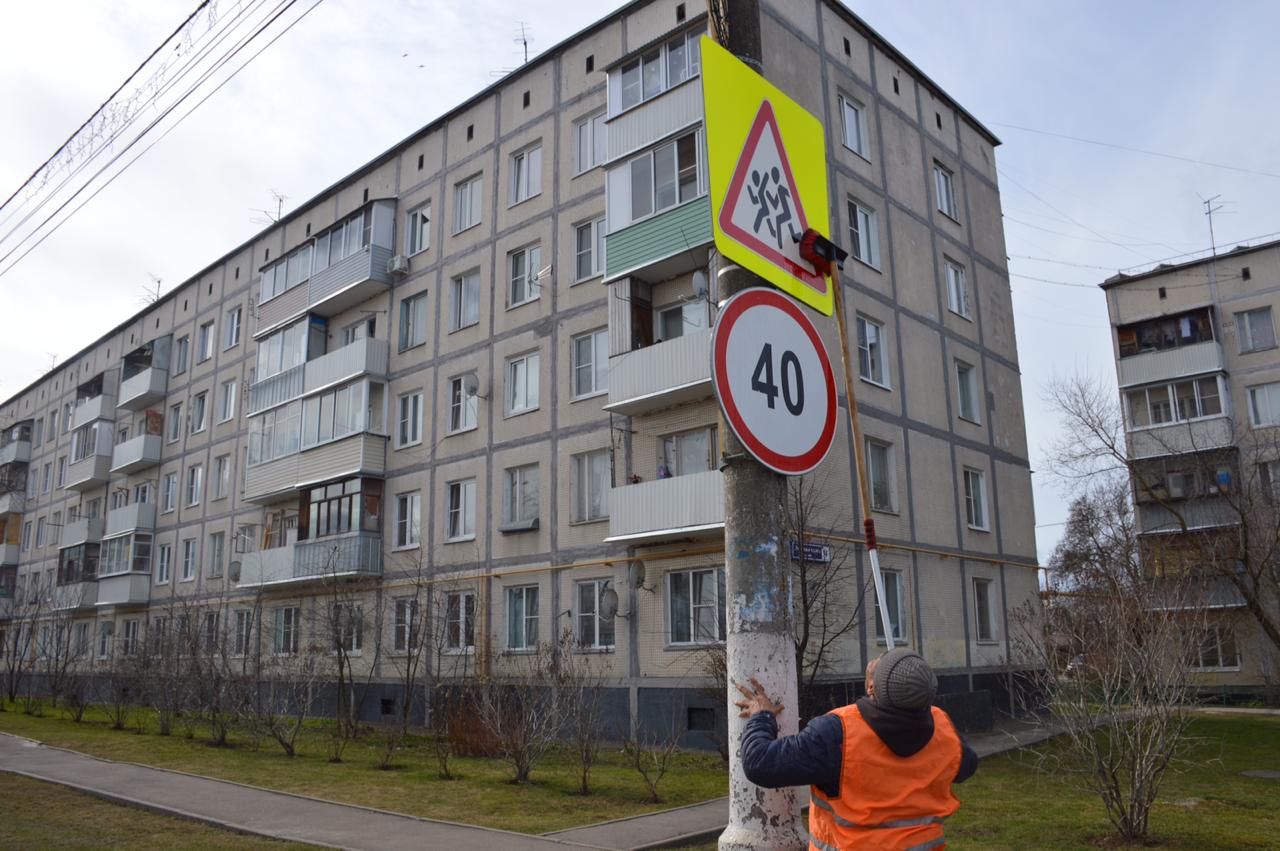 Дорожные знаки почистили к весне в Марушкинском