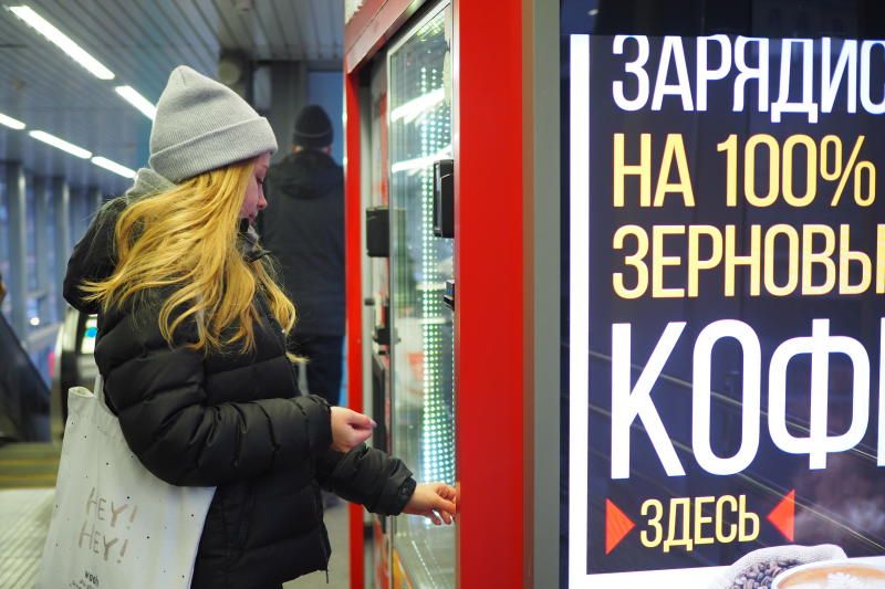 Вендинговые автоматы по продаже сувениров и еды популярны у горожан. Фото: Элина Масимова
