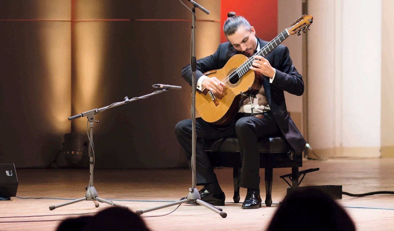 В 19:00 участники дуэта «Аранхуэс» начнут концерт авторской музыки в стиле фламенко под аккомпанемент гитары. Фото: сайт мэра Москвы