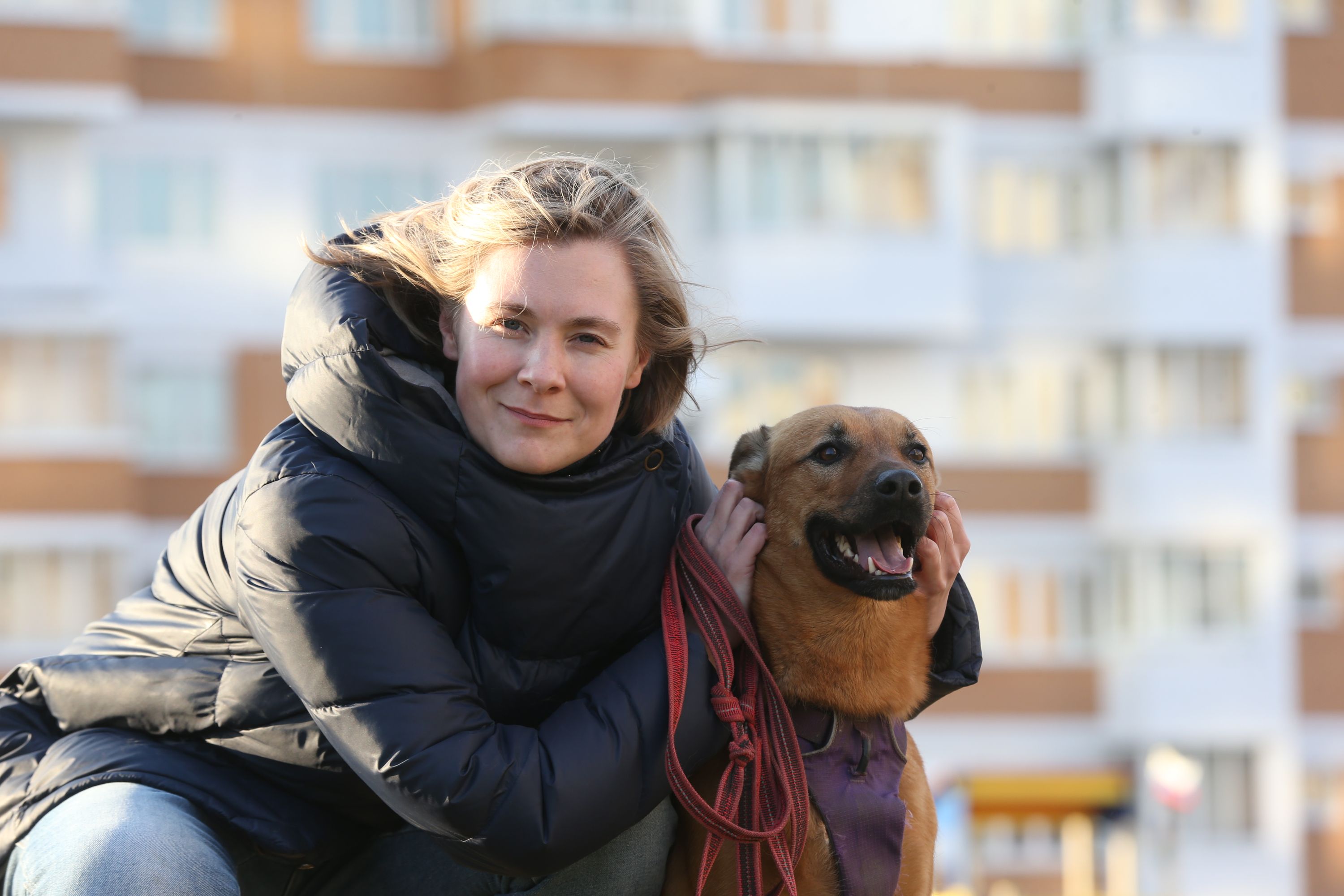 7 апреля 2020 года. Филимонковское. Волонтер Дарья Супрунова гуляет у дома со своим псом Рыжиком. Фото: Виктор Хабаров