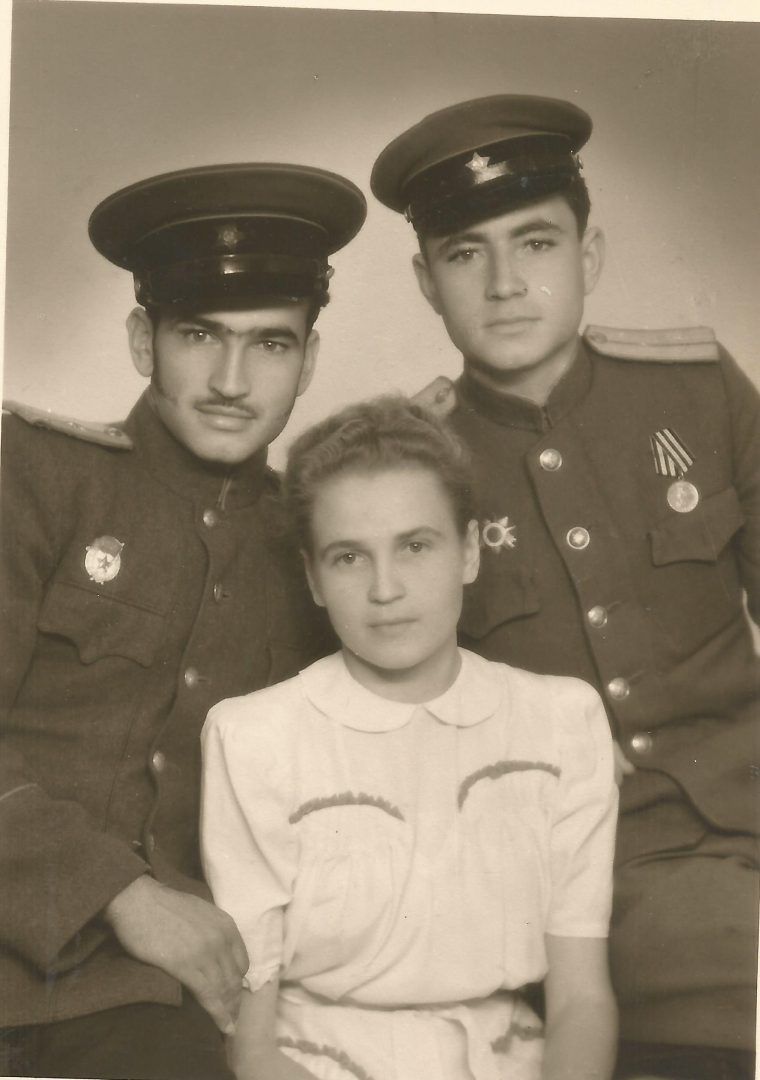 Рига. 1946 год. Геннадий Петров (справа) с друзьями Андреем Бабченко и Верой. Фото: из семейного архива 