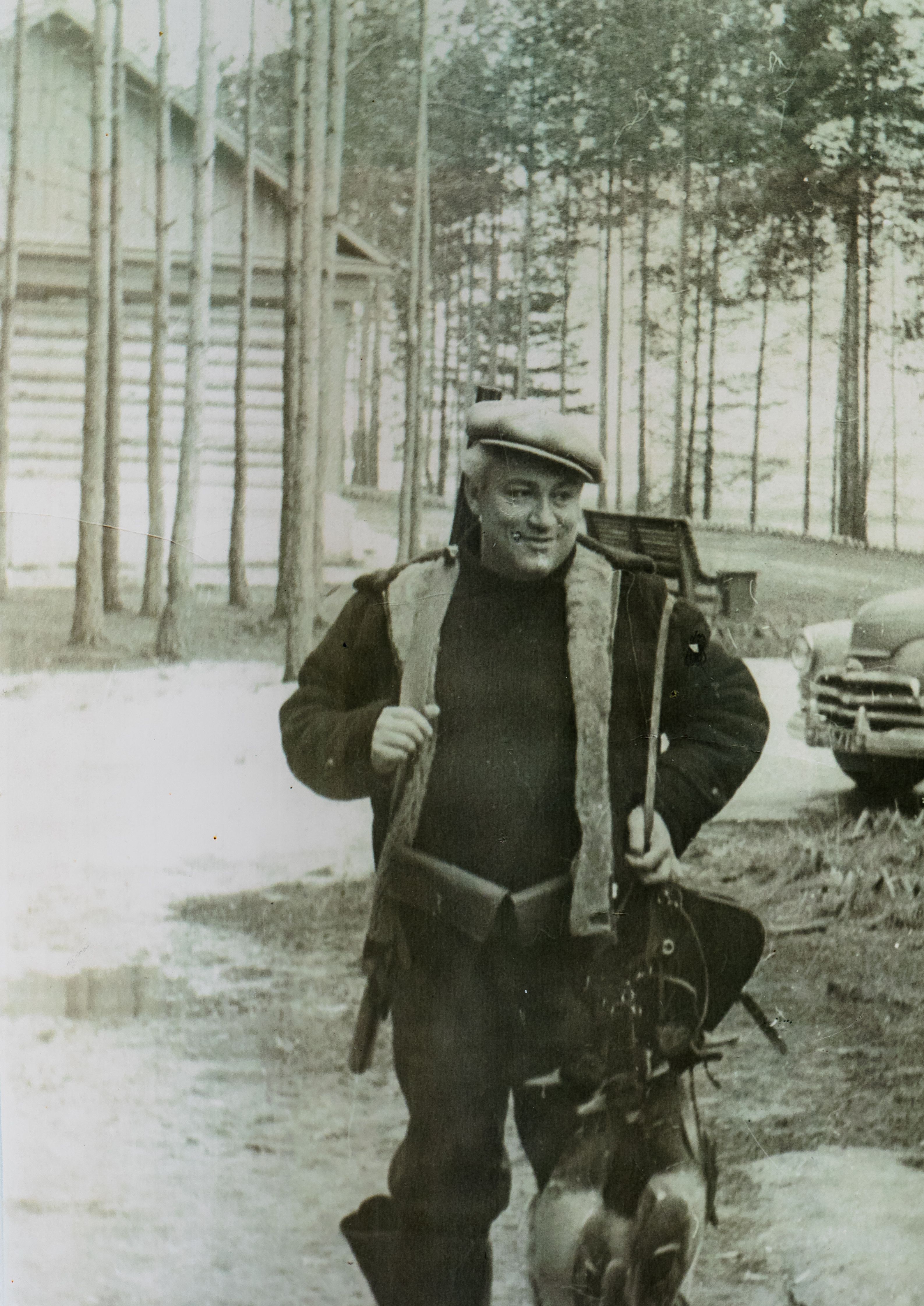 Юрий Нагибин в 1970-е годы. В свободное время писатель любил гулять по лесу. Фото: из личного архива
