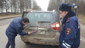 Сотрудники Госавтоинспекции ТиНАО провели акцию «Чистый автомобиль». Фото: пресс-служба УВД по ТиНАО ГУ МВД России по г. Москве 