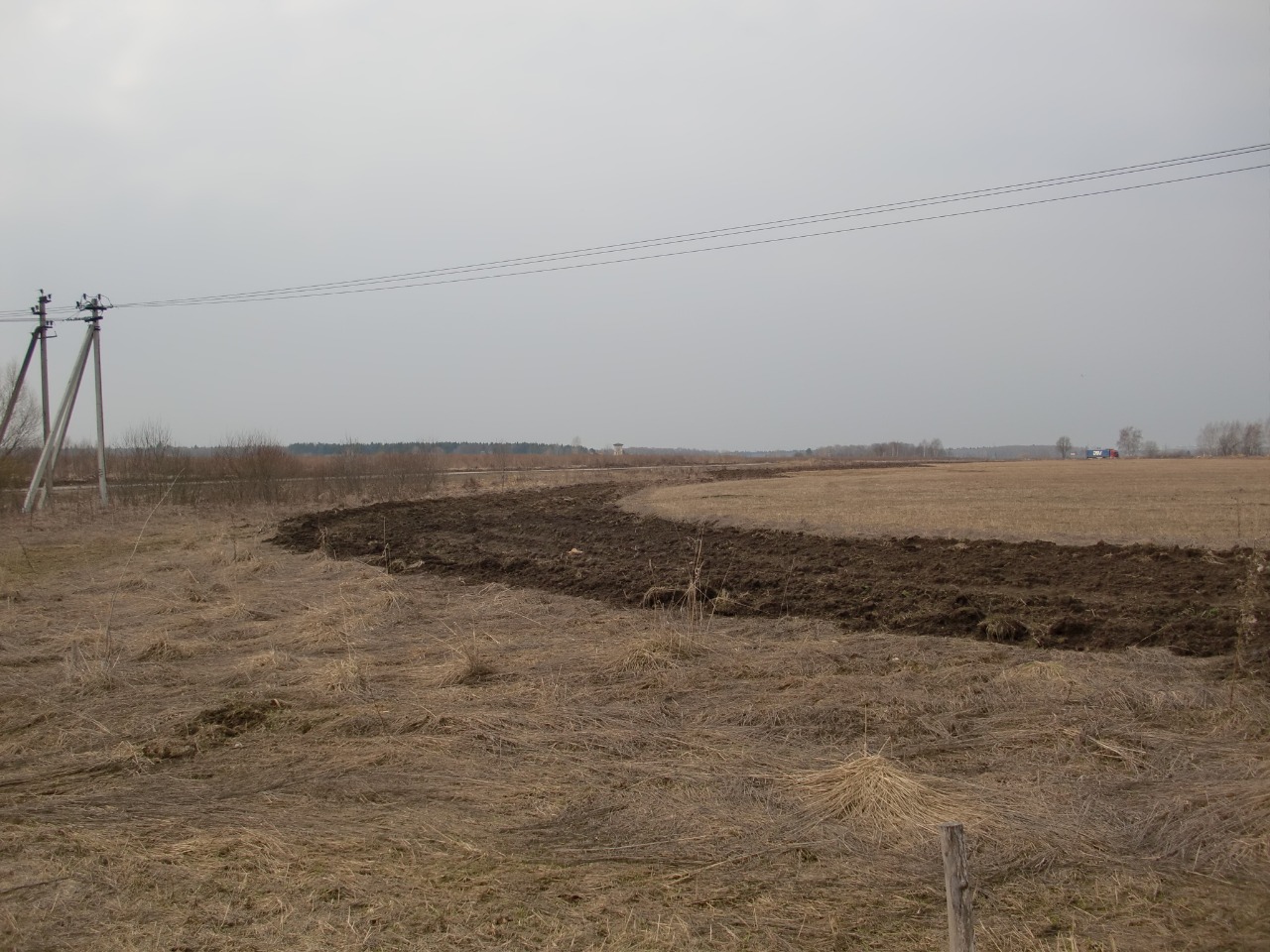 Рабочие опахали 37 полей. Фото предоставили сотрудники администрации поселения Десеновское 