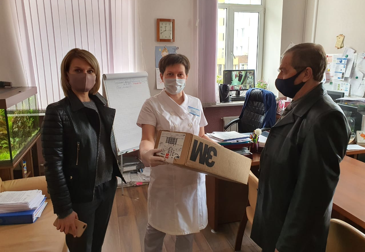 Врачам Щербинской городской больницы выдали 150 респираторов
