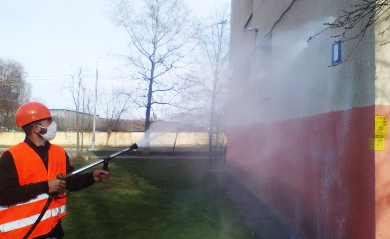 Фасады более 30 многоквартирных домов промыли в Рязановском
