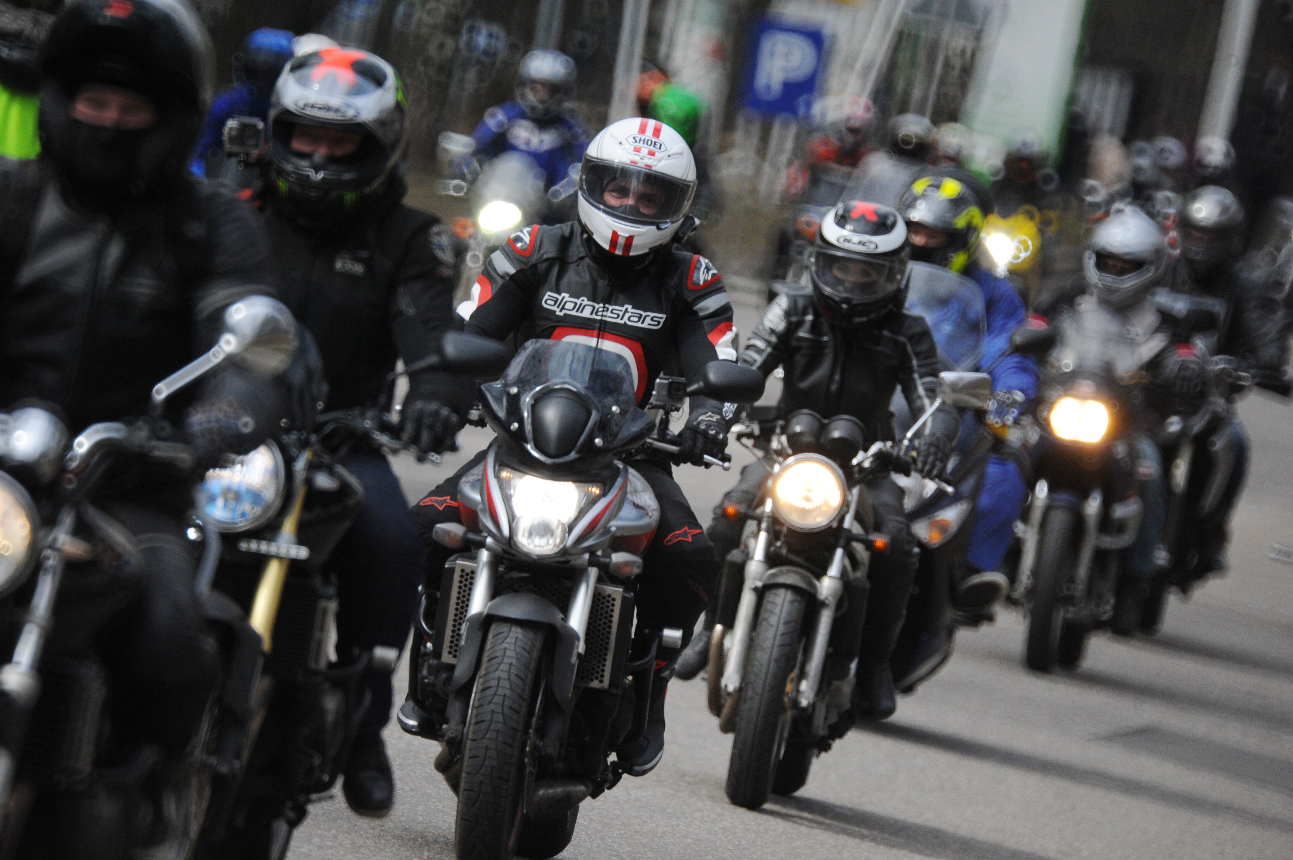 Мотоциклистов Москвы попросили не выезжать на дороги