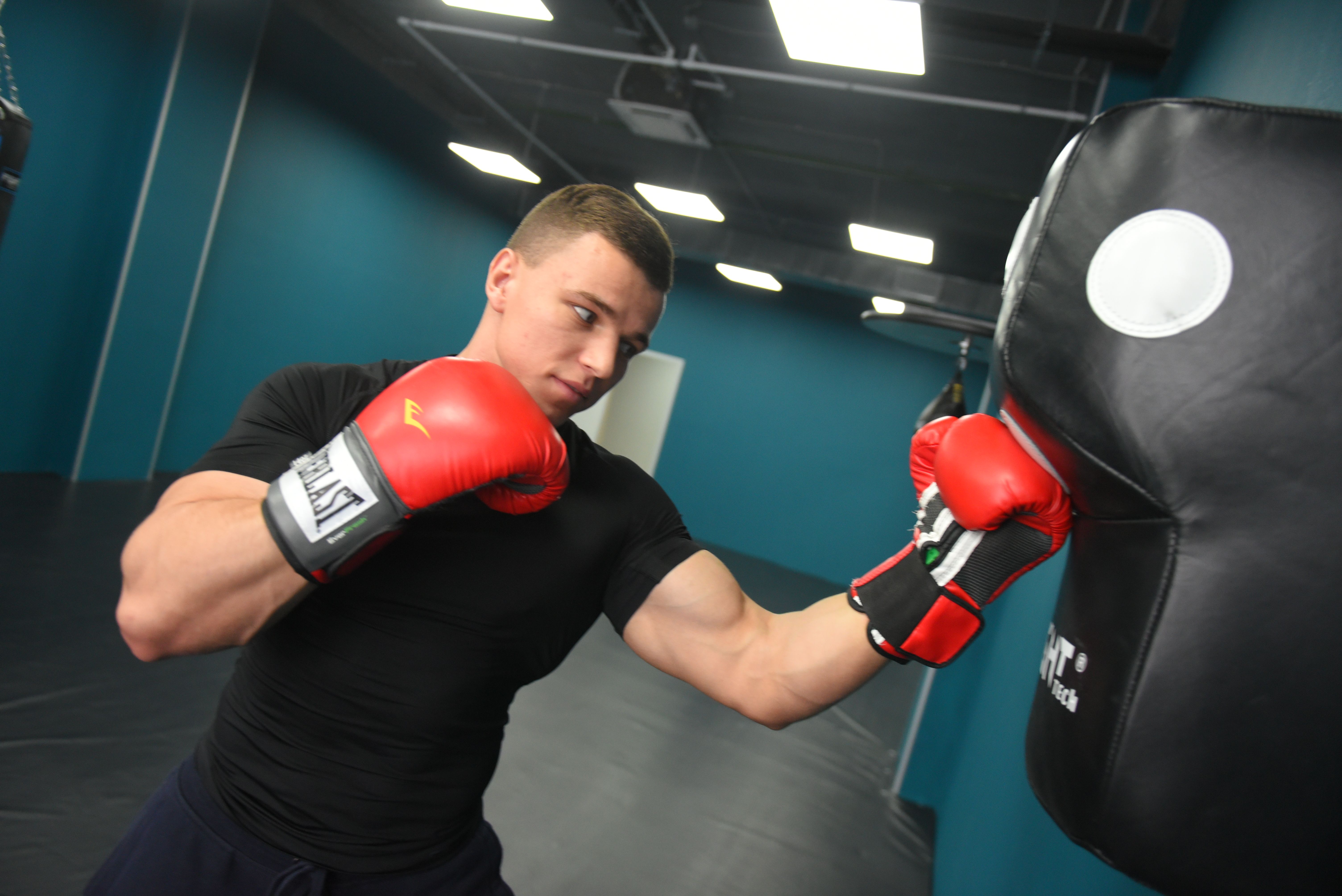 Технику удара отработали спортсмены из Троицка на виртуальной тренировке по боксу
