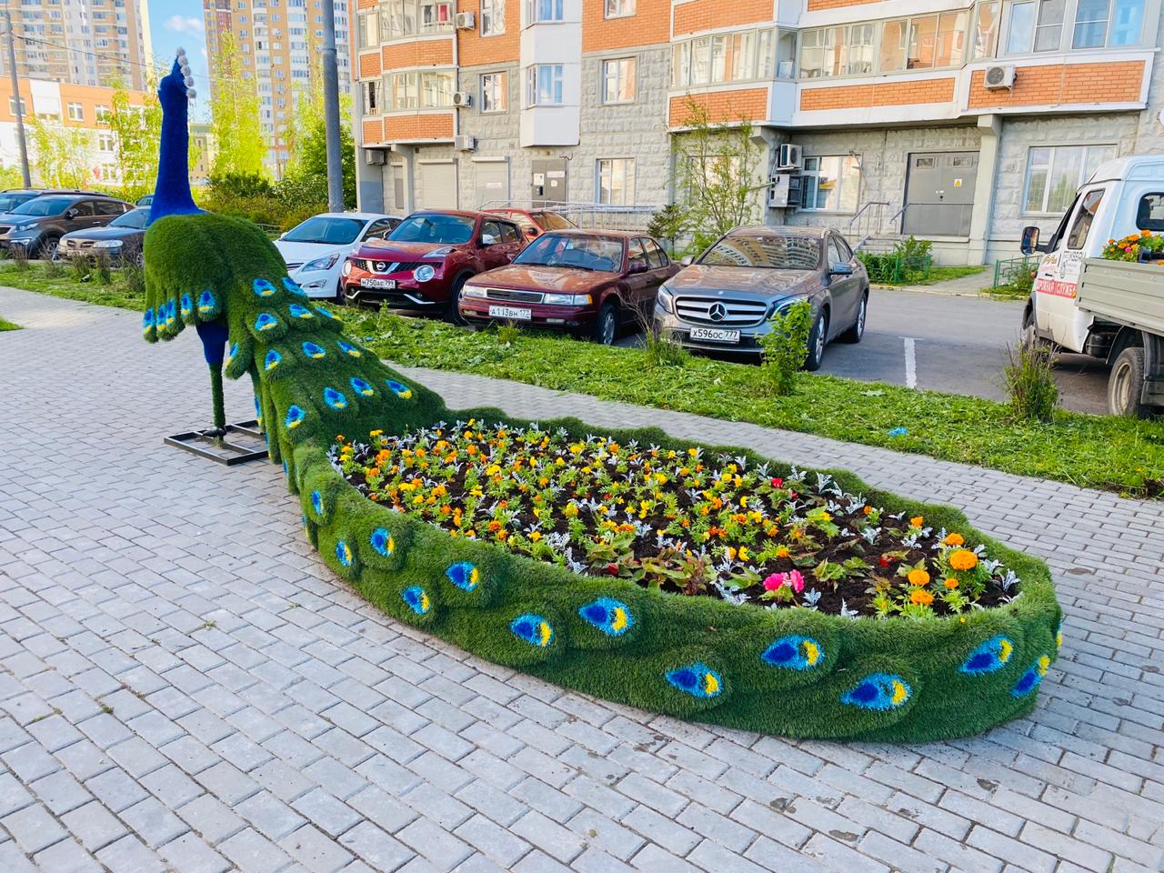 Фигурный цветник «Павлин» украсили цветами в Московском