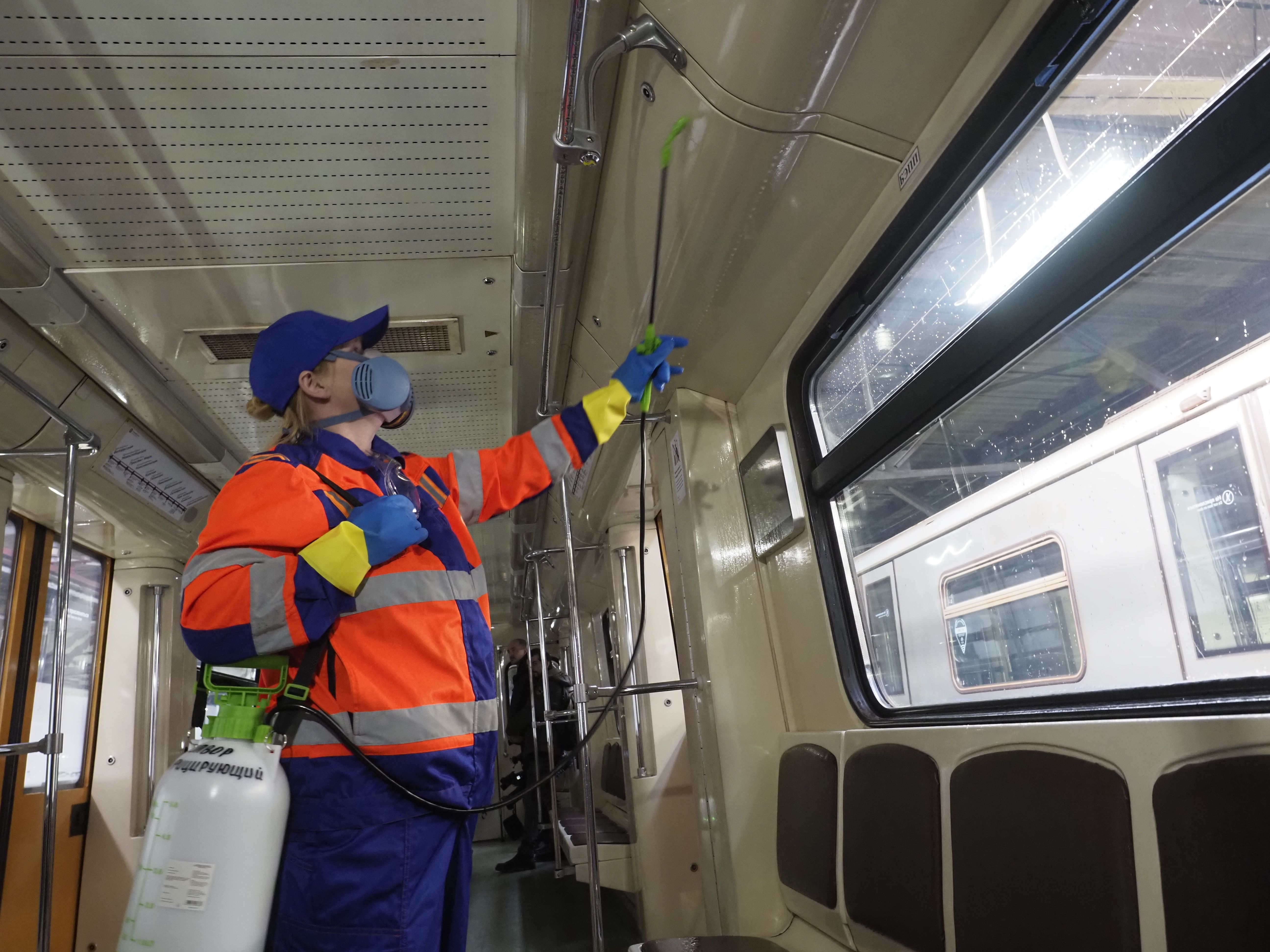 Москва привлекла более четырех тысяч специалистов для дезинфекции метро