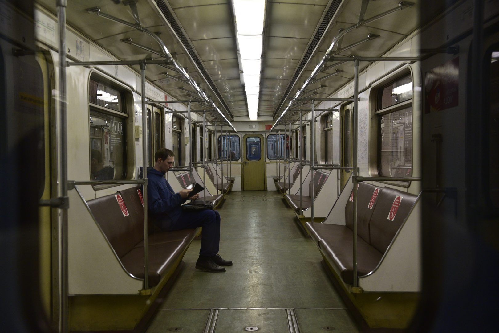 Стикеры помогут пассажирам соблюдать социальную дистанцию в метро. Фото: Пелагия Замятина