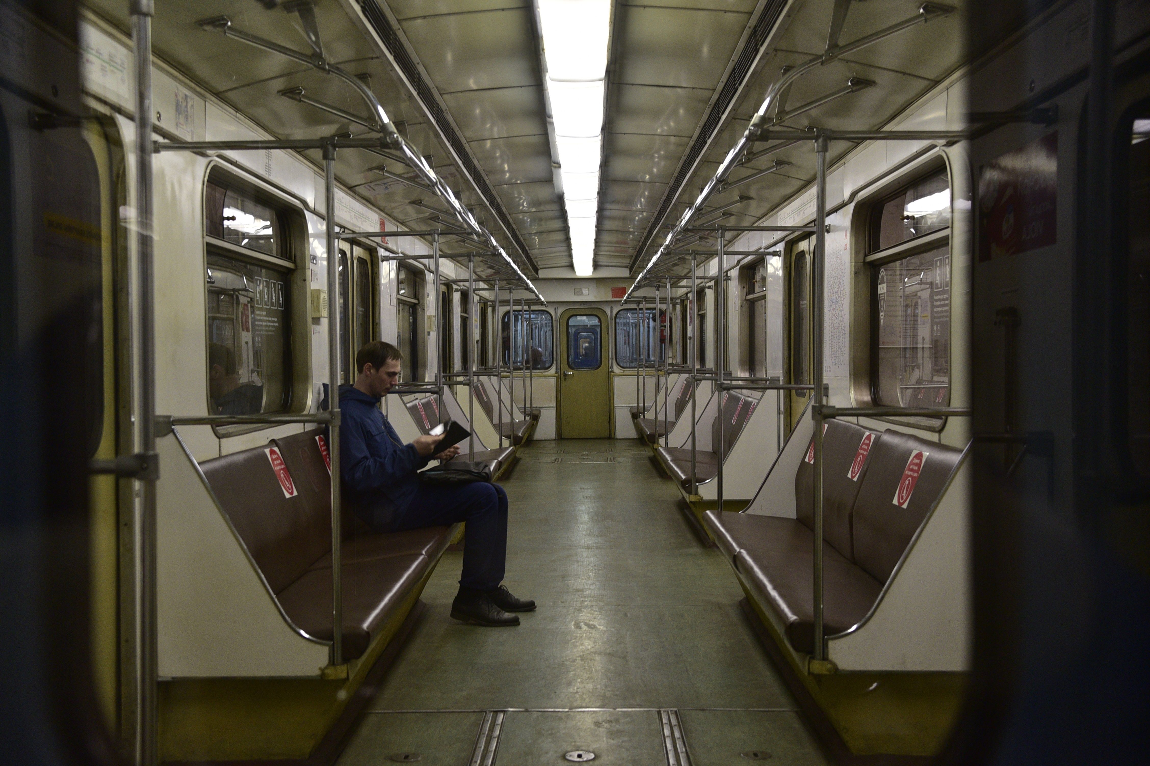 Напольные стикеры помогут пассажирам метро выбрать свободный вагон
