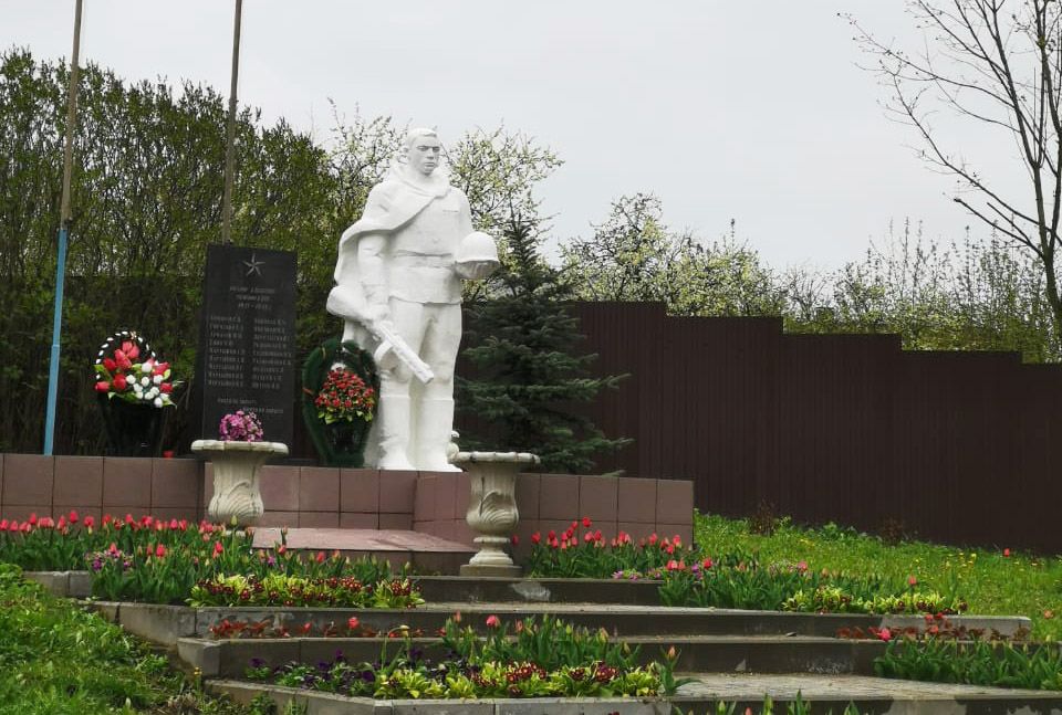 Территории памятников в Рязановском украсили цветами ко Дню Победы