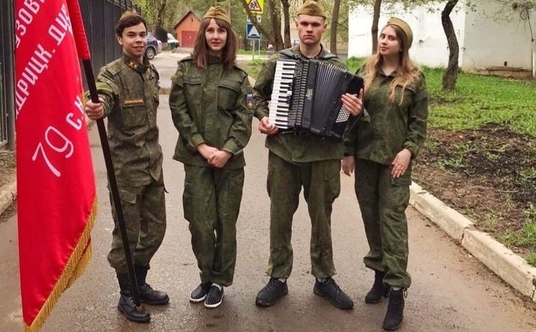 Молодые парламентарии из Михайлово-Ярцевского поздравили ветеранов с Днем Победы