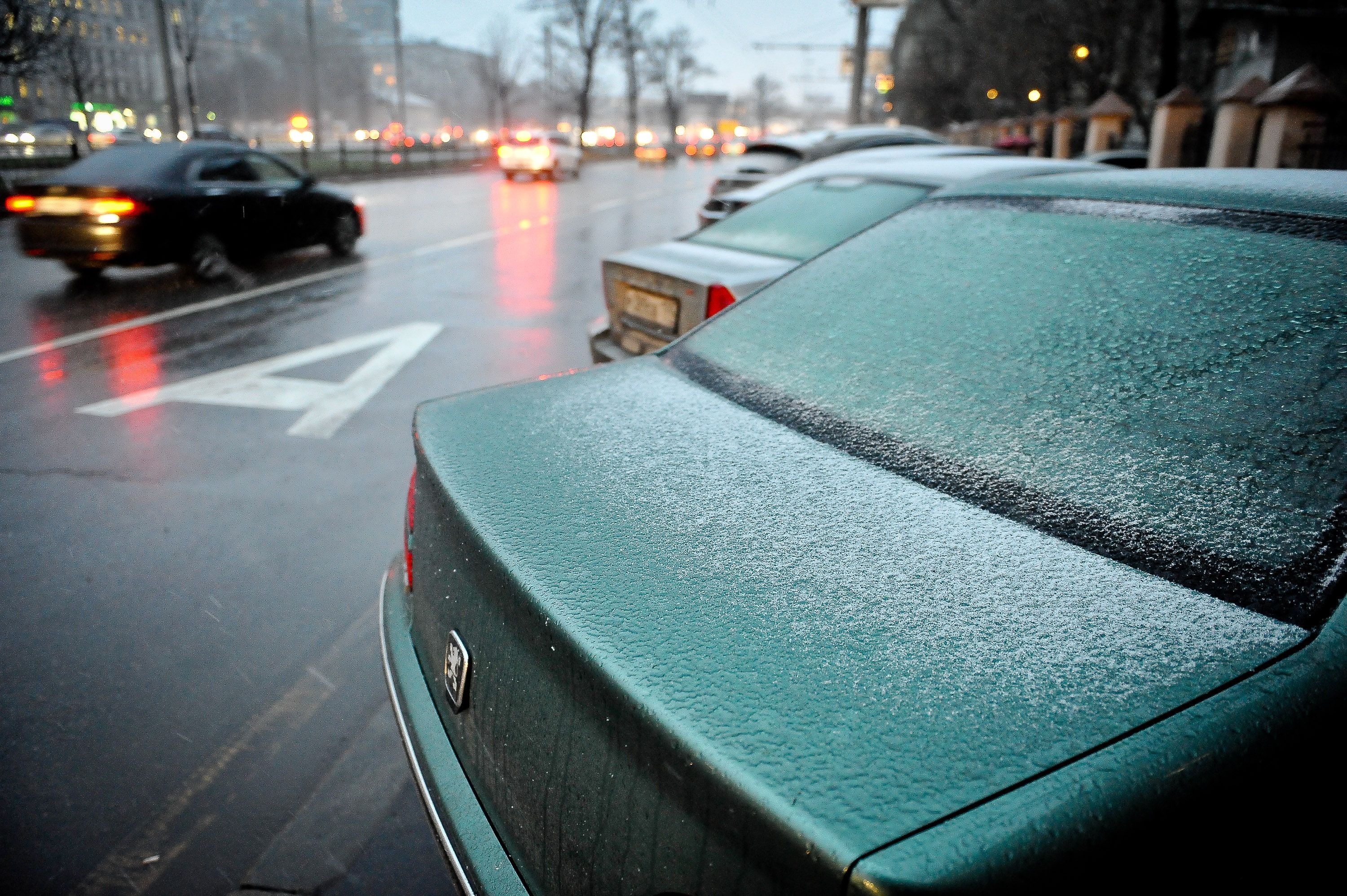 Водителей Москвы призвали соблюдать осторожность из-за мокрого снега
