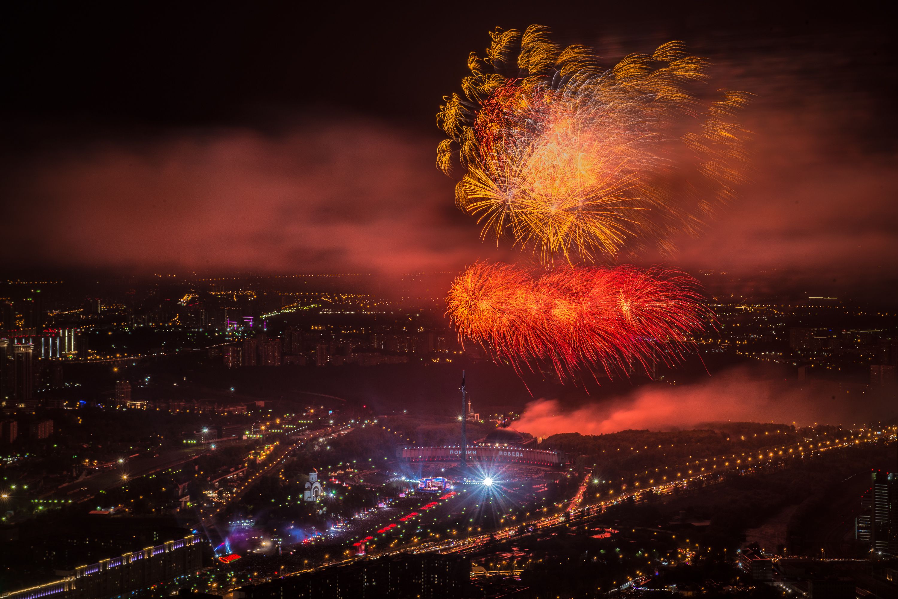 Москвичи покажут праздничный салют над «Лужниками» и парком Победы