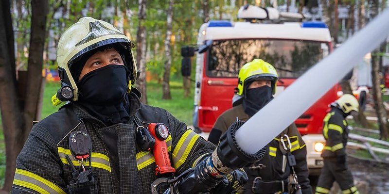 Пожарные и спасатели столицы в майские праздники спасли 6 человек и оказали помощь 158 пострадавшим. Фото: пресс-служба Управления по ТиНАО Департамента ГОЧСиПБ 