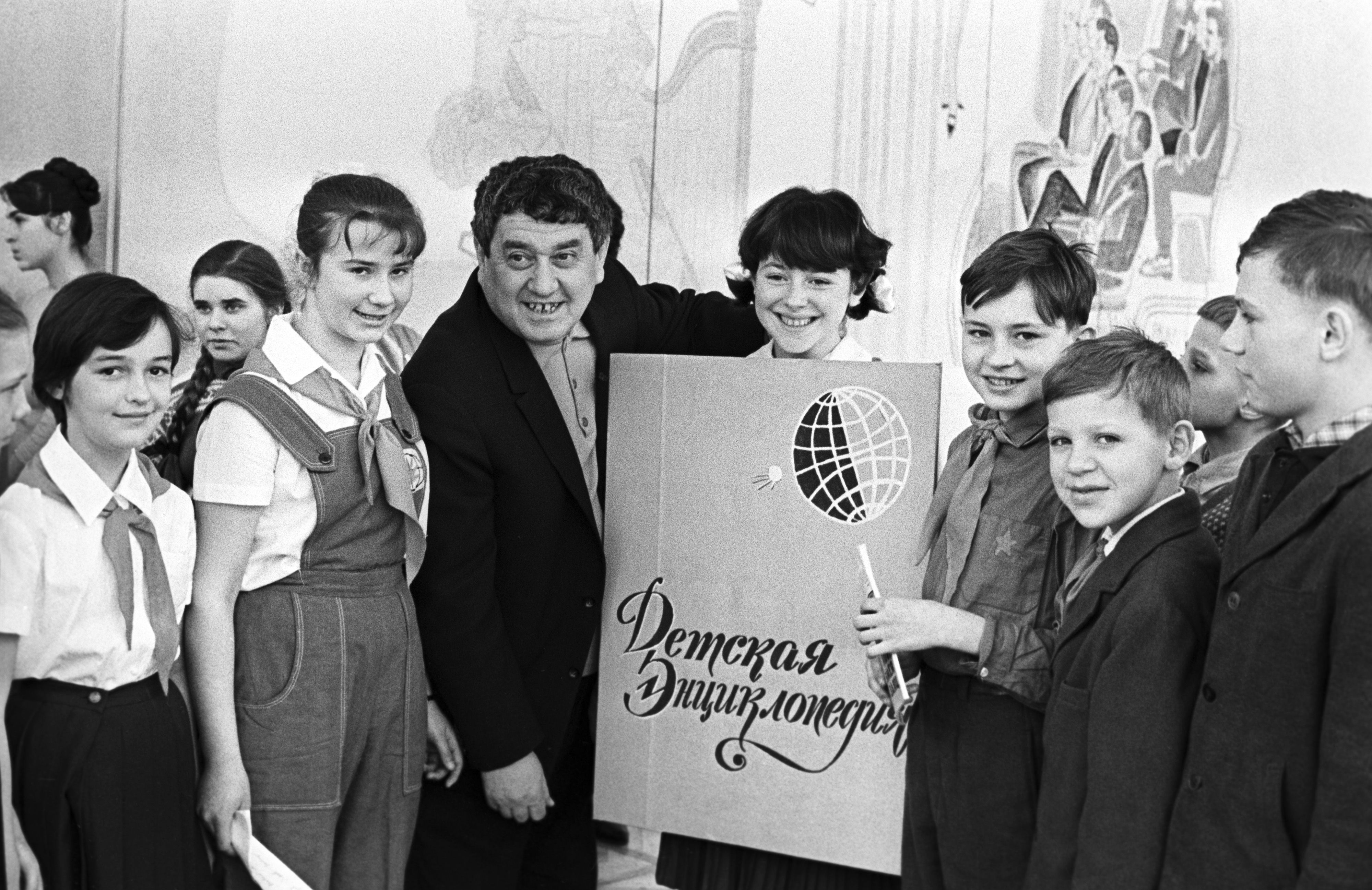24 февраля 1967 года. Москва. Виктор Драгунский с читателями. Фото: Виктор Будан/ТАСС